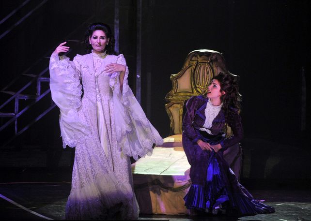 Fraternidad. Mina (Cecilia Milone) y Lucy