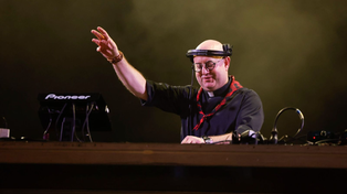 El Padre Guilherme, mundialmente conocido como Cura DJ, tocará por primera vez en el país