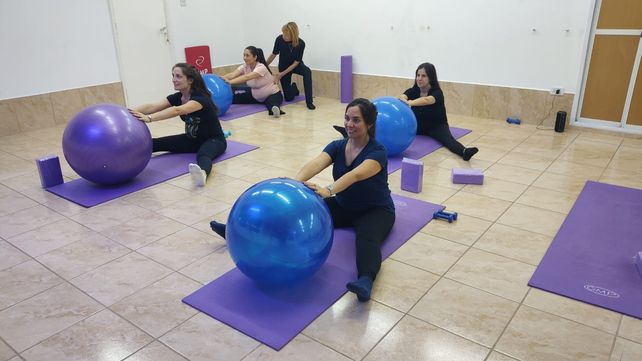 Gimnasia con esferas durante el embarazo en el Instituto Mirta de Fussi