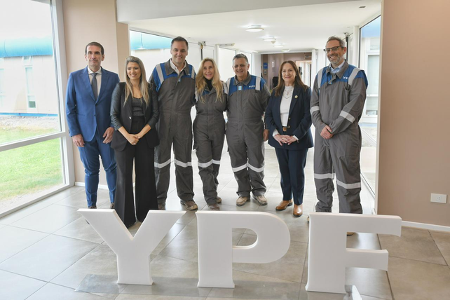 La secretaria General de la Presidencia y el jefe de Gabinete lucieron mamelucos de YPF en Vaca Muerta.