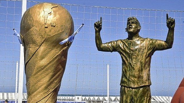 Lionel Messi tiene su primera estatua como campeón del mundo en el balneario 12 de Punta Mogotes.
