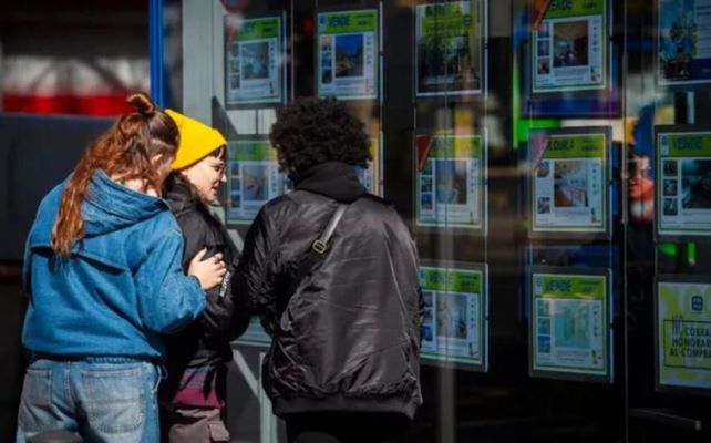 Cada vez más parejas jóvenes se quedan a vivir en los barrios de Rosario.
