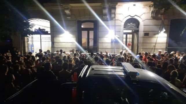 Este jueves a la noche un nutrido grupo de militantes reclamó la liberación de los manifestantes detenidos frente a la comisaría 2ª.&nbsp;