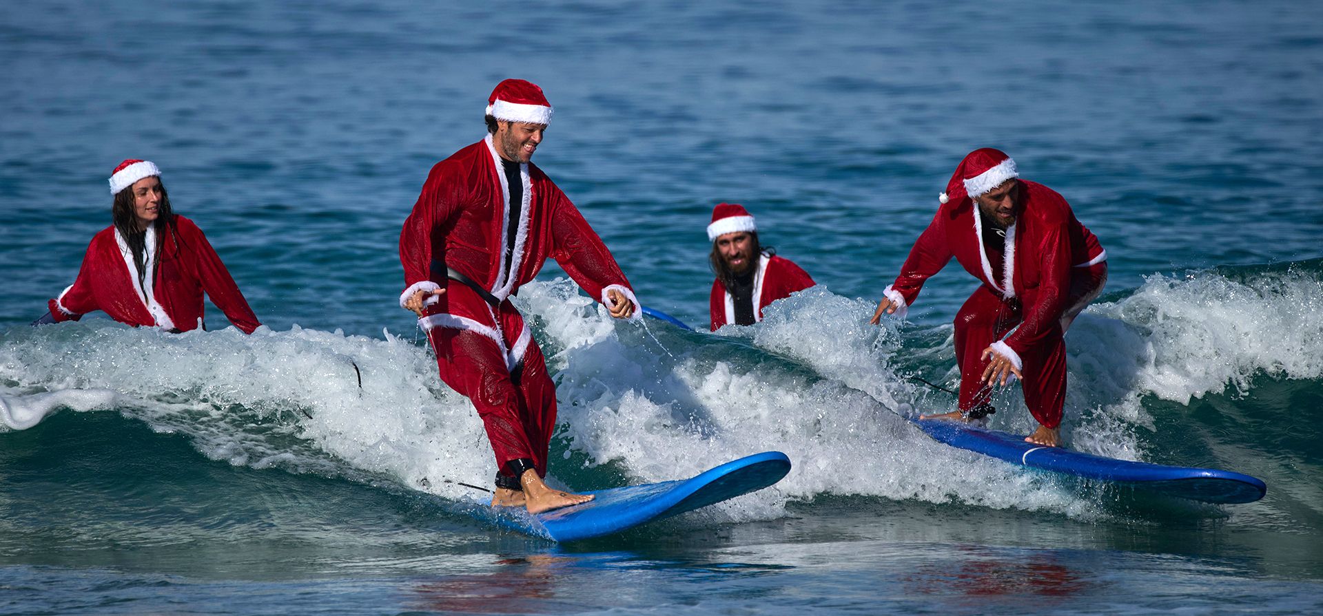 Surfistas vestidos de Papá Noel surfean sobre las olas mientras graban un anuncio turístico antes de Navidad, en Tel Aviv, Israel, el martes 2 de diciembre de 2025. (Foto AP/Ohad Zwigenberg) Surfistas vestidos de Papá Noel surfean sobre las olas mientras graban un anuncio turístico antes de Navidad, en Tel Aviv, Israel, el martes 2 de diciembre de 2025. (Foto AP/Ohad Zwigenberg)