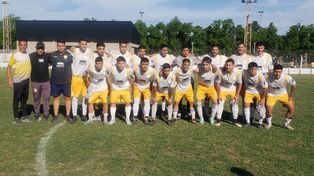 El plantel completo de Pablo VI que aguantó el 0 a 0 ante Unión de Alvarez y volvió a ser campeón de la Asociación Rosarina de Fútbol.