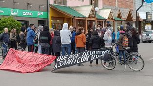 Protesta frente al juzgado de Esquel tras el hallazgo de un cuerpo en el río Chubut