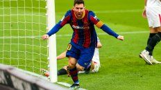 El rosarino festeja su tanto, que liquidó el partido. El rosarino festeja su tanto, que liquidó el partido.