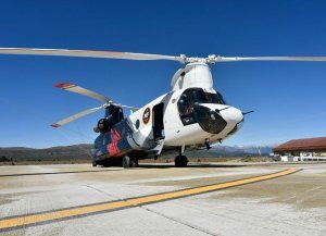Suman helicóptero para combatir incendios durante el verano