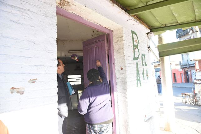 Las balas dejaron marcas en el frente del bar de barrio Acindar.