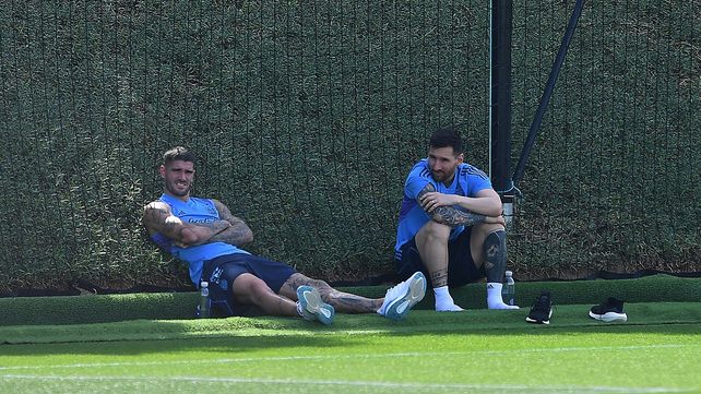 La Selección Argentina entrenó luego de la victoria, con Messi de espectador