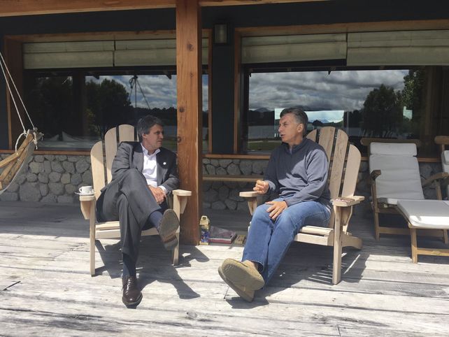 Macri recibió en la residencia donde descansa al exministro de Economía