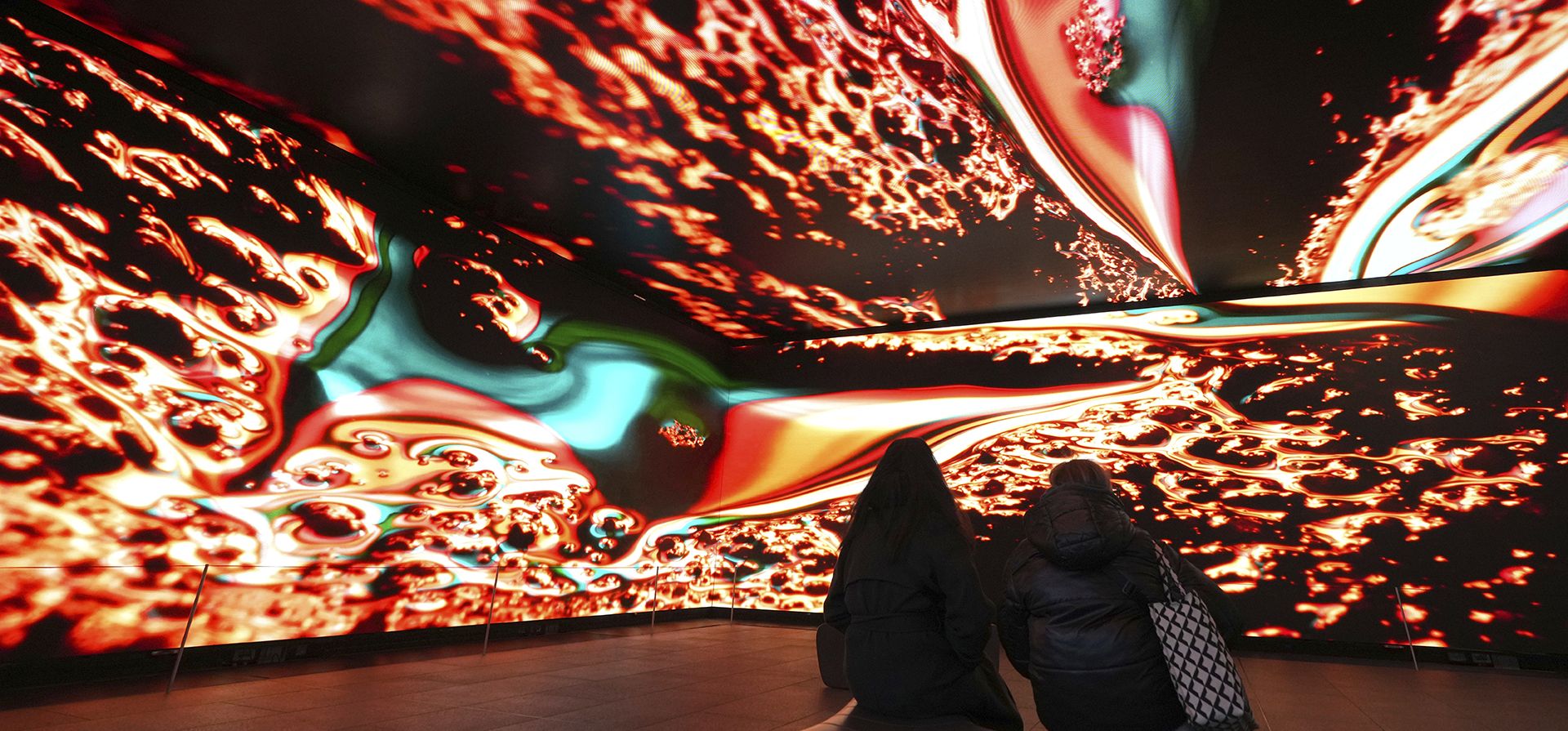 Visitantes observan las exhibiciones en las galerías públicas gratuitas de Outernet, que cuentan con pantallas gigantes Ultra HD en Londres, considerado el espacio de exhibición digital más grande de Europa, el martes 11 de febrero de 2025. (Foto AP/Kirsty Wigglesworth) Visitantes observan las exhibiciones en las galerías públicas gratuitas de Outernet, que cuentan con pantallas gigantes Ultra HD en Londres, considerado el espacio de exhibición digital más grande de Europa, el martes 11 de febrero de 2025. (Foto AP/Kirsty Wigglesworth)