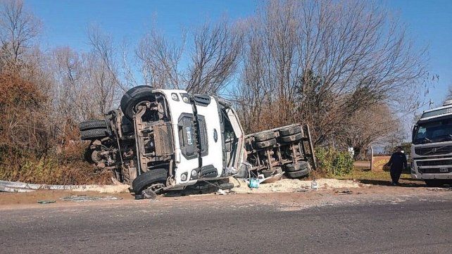 Un camión despistó y volcó en la Ruta 12