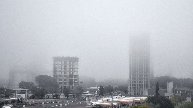 Niebla y humedad en Santa Fe: rige una advertencia violeta y anticipan varios días nublados