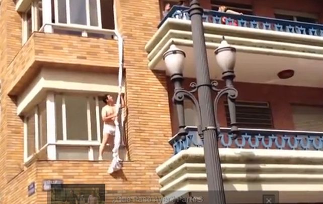 El video de un amante huyendo por la ventana es furor en internet