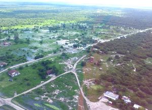 Por helicóptero, llegan remedios y alimentos a inundados del norte