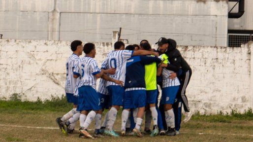 Liga Paranaense: Sportivo Urquiza festejó en barrio Pirola y hundió a Peñarol