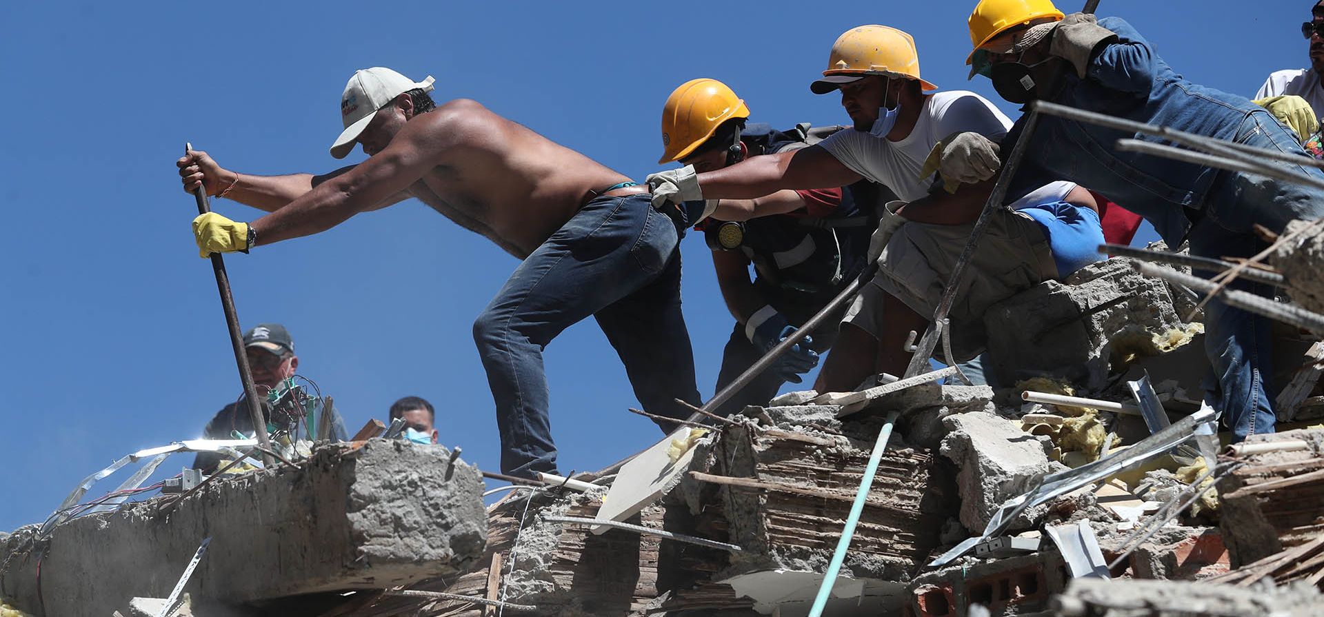Residentes y rescatistas buscan entre los escombros tras el terremoto que sacudió Cali, Colombia, el lunes 10 de agosto de 2026. (Foto AP/Santiago Saldarriaga)  