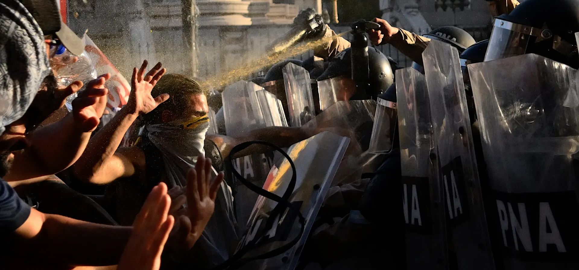 Manifestantes y policías se enfrentan frente al Congreso durante una manifestación contra el "proyecto de ley ómnibus", que propone cambios radicales y desregulación de la economía, Buenos Aires, Argentina. Fotografía: AFP/Getty Manifestantes y policías se enfrentan frente al Congreso durante una manifestación contra el "proyecto de ley ómnibus", que propone cambios radicales y desregulación de la economía, Buenos Aires, Argentina. Fotografía: AFP/Getty