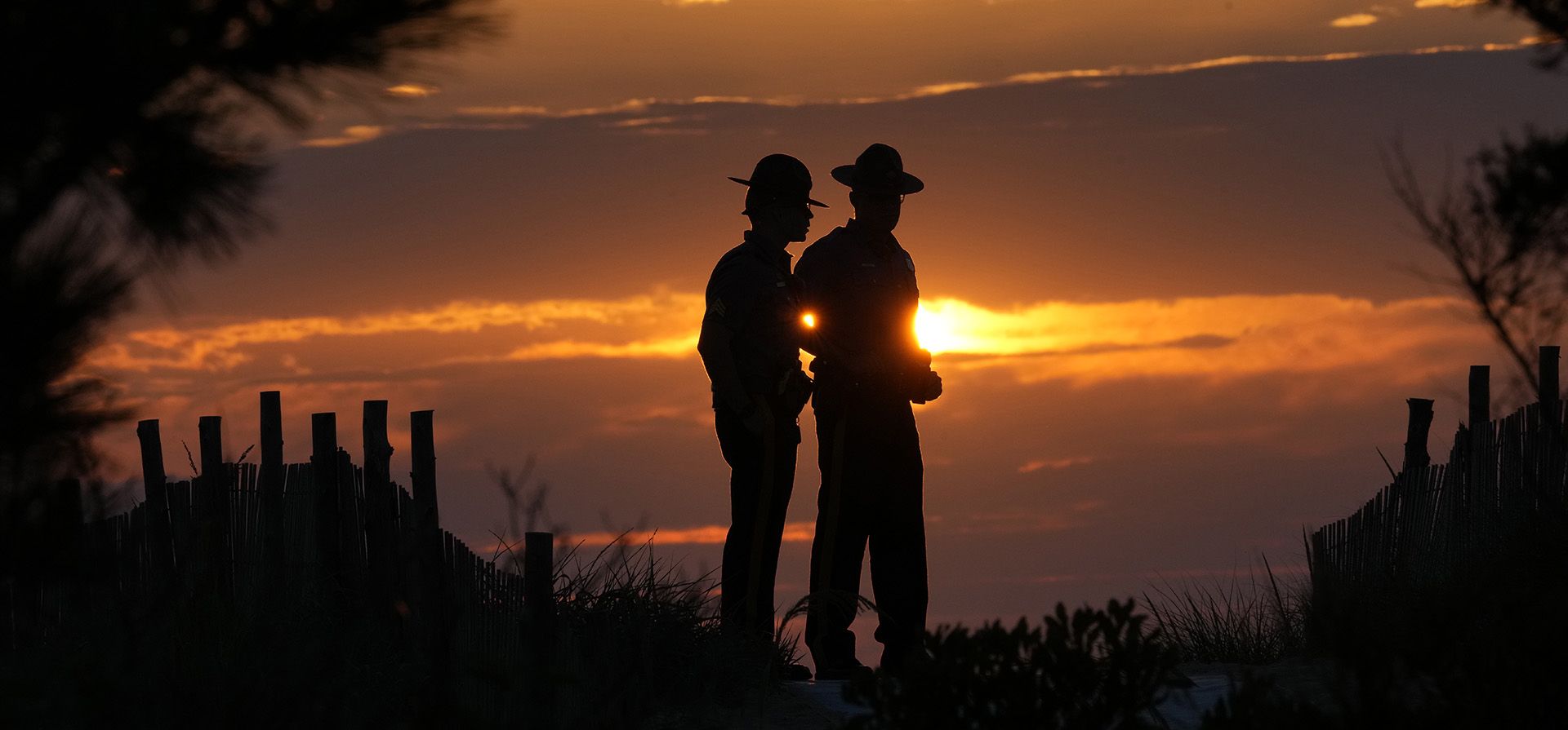 Policías estatales de Delaware aseguran el área al amanecer antes de que el presidente Joe Biden suba a Marine One en el Parque Estatal Gordons Pond en Rehoboth Beach, Delaware, el lunes 4 de septiembre de 2023. (Foto AP/Manuel Balce Ceneta) Policías estatales de Delaware aseguran el área al amanecer antes de que el presidente Joe Biden suba a Marine One en el Parque Estatal Gordons Pond en Rehoboth Beach, Delaware, el lunes 4 de septiembre de 2023. (Foto AP/Manuel Balce Ceneta)