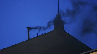 Fumata negra en el primer cónclave para elegir el reemplazo del Papa Francisco
