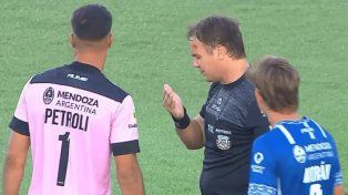 El asistente rosarino Diego Martín recibió un proyectil y se suspendió el partido entre Godoy Cruz y Talleres.