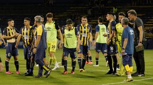 Los futbolistas de Central no encuentran consuelo tras la dura derrota frente a Barracas.