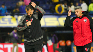 Fabbiani deja la Bombonera y se coloca la capucha. Nada que protegiera de la goleada que sufrió Newells.