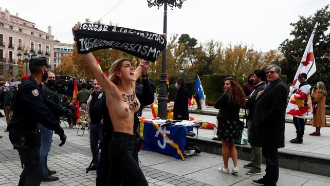 Una activista de Femen se manifiesta mientras los partidarios del ex dictador español Francisco Franco se reúnen para conmemorar el 46º aniversario de la muerte del dictador