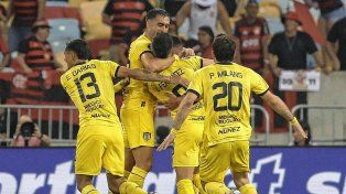 Peñarol dio el golpe y venció a Flamengo en el Maracaná.