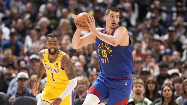 Denver, con un encendido Jokic, aplastó a Los Lakers