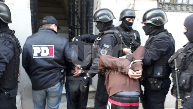 B° San Lorenzo: siete allanamientos, cuatro detenidos y un arma de guerra secuestrada