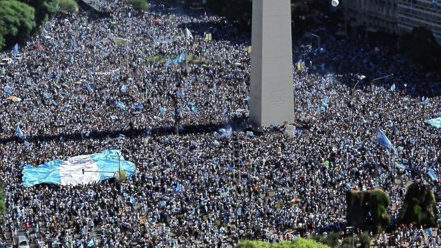 Una multitud espera en el Obelisco el paso de los campeones del mundo.