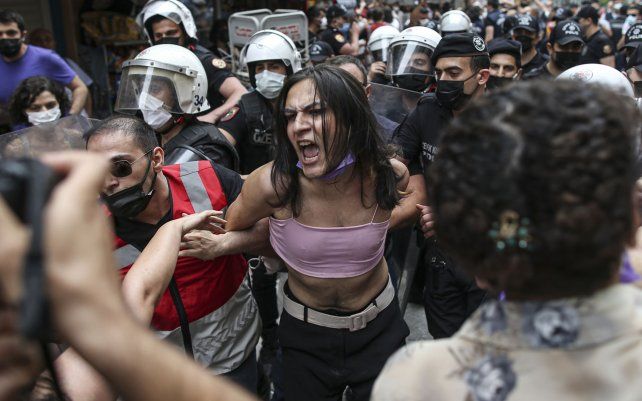 Manifestantes son detenidos por la policía en el centro de Estambul. La policía utilizó gas lacrimógeno para dispersar a la multitud y detuvo a decenas de activistas LGTBI mientras cientos desafiaban la prohibición de organizar un evento de orgullo gay.