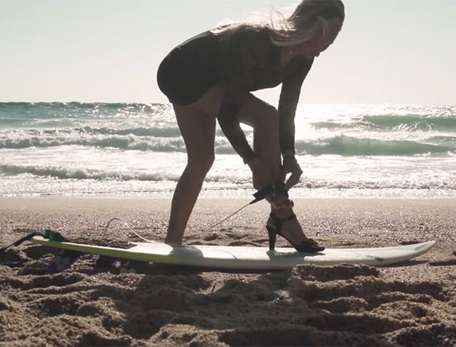 El glamour de Maud Le Car sobre una tabla de surf.