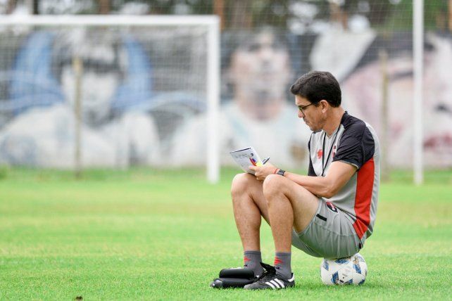 El entrenador uruguayo Mauricio Larriera debe estar más tranquilo que todos. Desde su rol de conductor tendrá que poner el foco en el juego de su equipo.&nbsp;