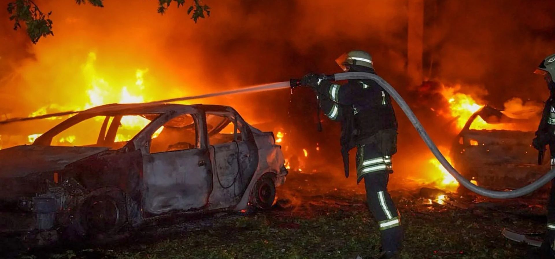 El personal de los servicios de emergencia trabaja para apagar un incendio tras un ataque ruso, Odesa, Ucrania. Fotografía: AP El personal de los servicios de emergencia trabaja para apagar un incendio tras un ataque ruso, Odesa, Ucrania. Fotografía: AP