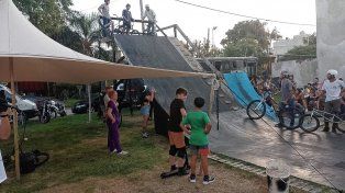 Raúl Hardock organizó un evento de BMX en el patio de su casa