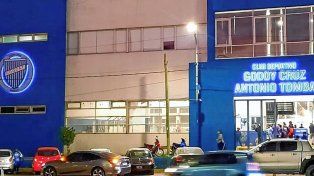 Dos facciones de la barra de Godoy Cruz se enfrentaron con dos heridos de bala en el Feliciano Gambarte.