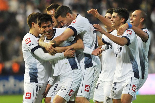 Quilmes venció al Tomba con un golazo de Caneo
