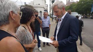 Trabajadores de la cultura, reunidos dentro de Teatristas Autoconvocadxs, entregaron una carta al gobernador para solicitar canales de diálogo