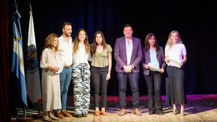 El intendente Raimundo y autoridades en la entrega de certificados.&nbsp;