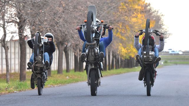 Haciendo wheelie. Los integrantes de las agrupaciones de stunt llevan más de un año entrenando en las calles del distrito sur.