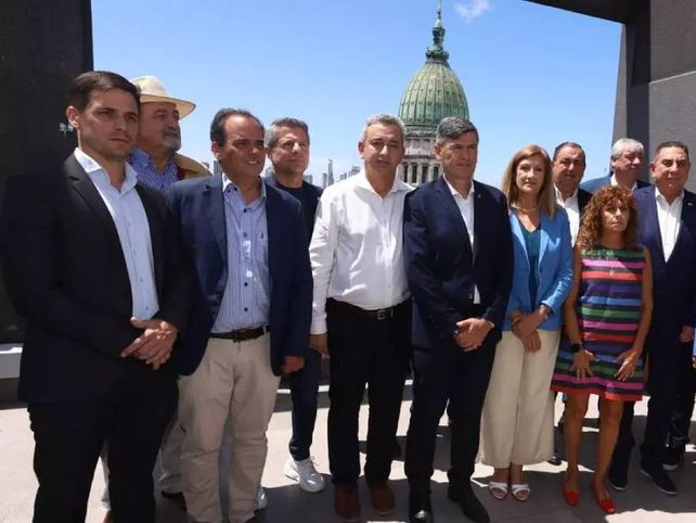 Al Congreso por los subsidios. El intendente Pablo Javkin junto a los integrantes de la Red Federal de Intendentes fueron a presentar el proyecto de redistribución de la alícuota de los combustibles.