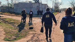 Dos sicarios en motocicletas balearon a tres muchachos en las calles del barrio Nueva Pompeya