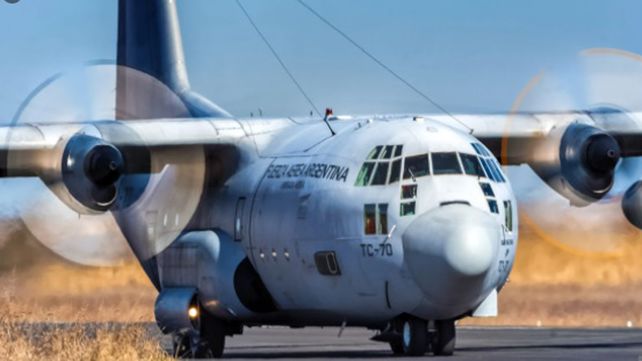 Un avión Hércules de la Fuerza Aérea sobrevoló este lunes la ciudad.