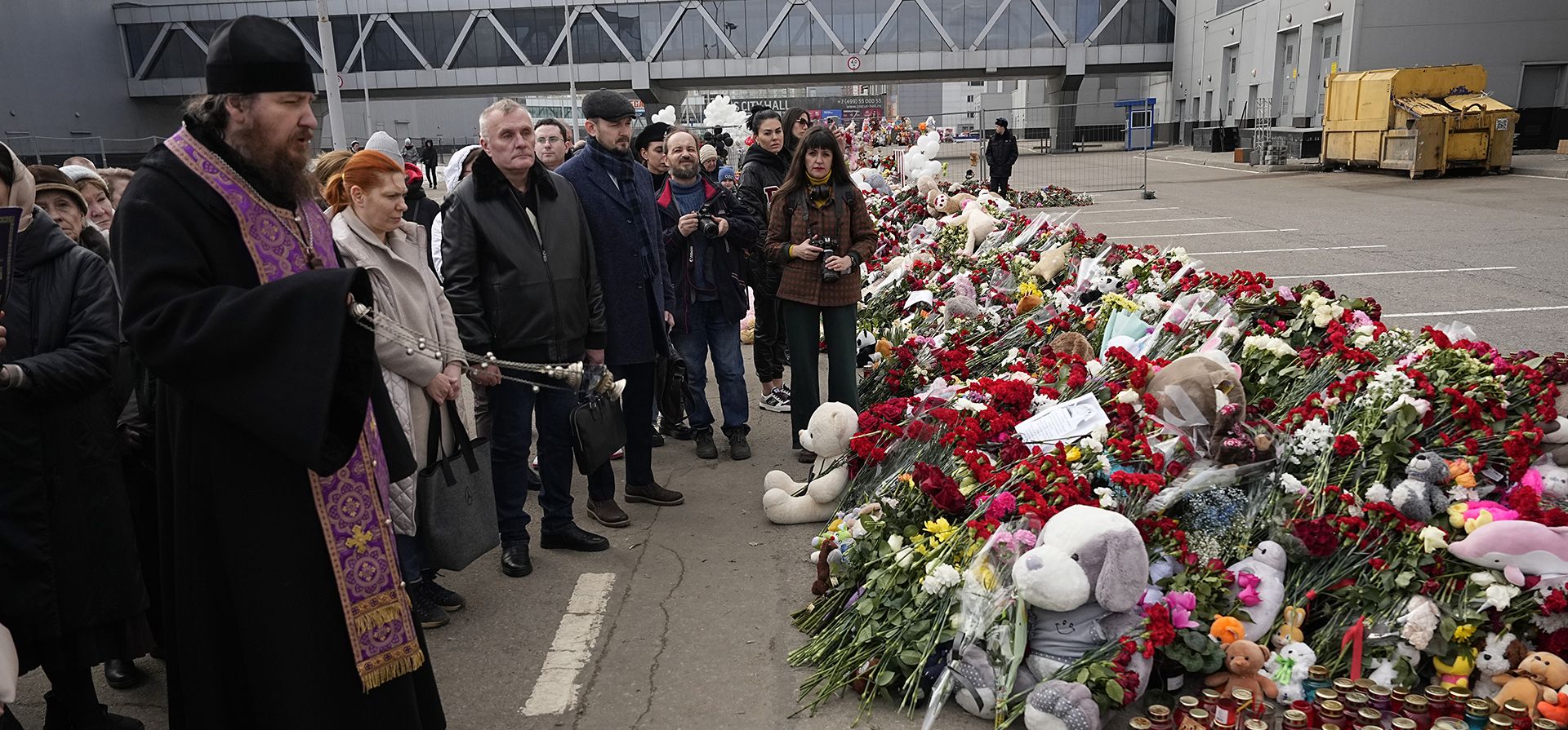 Un sacerdote ortodoxo realiza un servicio en un monumento improvisado frente al Ayuntamiento de Crocus en las afueras occidentales de Moscú, Rusia, el martes 26 de marzo de 2024. La agencia estatal de noticias rusa Tass dice que 22 víctimas del ataque a la sala de conciertos que mató a más de 130 personas permanecen en estado grave en el hospital. (Foto AP/Alexander Zemlyanichenko) Un sacerdote ortodoxo realiza un servicio en un monumento improvisado frente al Ayuntamiento de Crocus en las afueras occidentales de Moscú, Rusia, el martes 26 de marzo de 2024. La agencia estatal de noticias rusa Tass dice que 22 víctimas del ataque a la sala de conciertos que mató a más de 130 personas permanecen en estado grave en el hospital. (Foto AP/Alexander Zemlyanichenko)