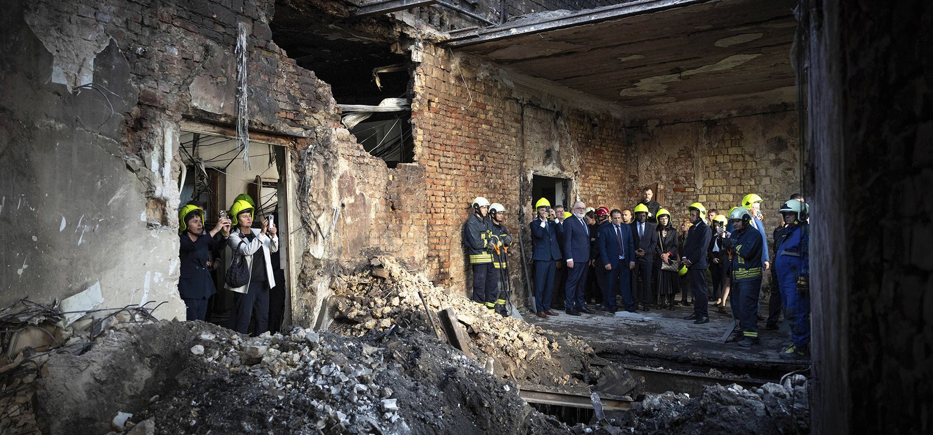 Representantes de misiones diplomáticas revisan los daños en el edificio del Gabinete de Ministros, dañado tras un ataque ruso en Kiev, Ucrania, el 8 de septiembre de 2025. (Servicio de Prensa de Ucrania vía AP) Representantes de misiones diplomáticas revisan los daños en el edificio del Gabinete de Ministros, dañado tras un ataque ruso en Kiev, Ucrania, el 8 de septiembre de 2025. (Servicio de Prensa de Ucrania vía AP)