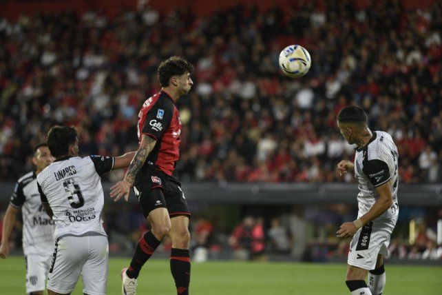 Walter Mazzantti fue al frente todo el partido y tuvo recompensa en el final. Gol y figura del encuentro.&nbsp;