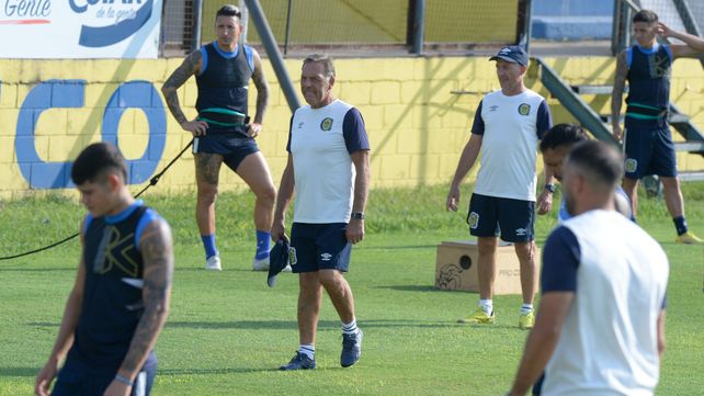 Miguel Russo monitorea el movimientos de sus dirigidos en medio del entrenamiento en el predio de Arroyo Seco.